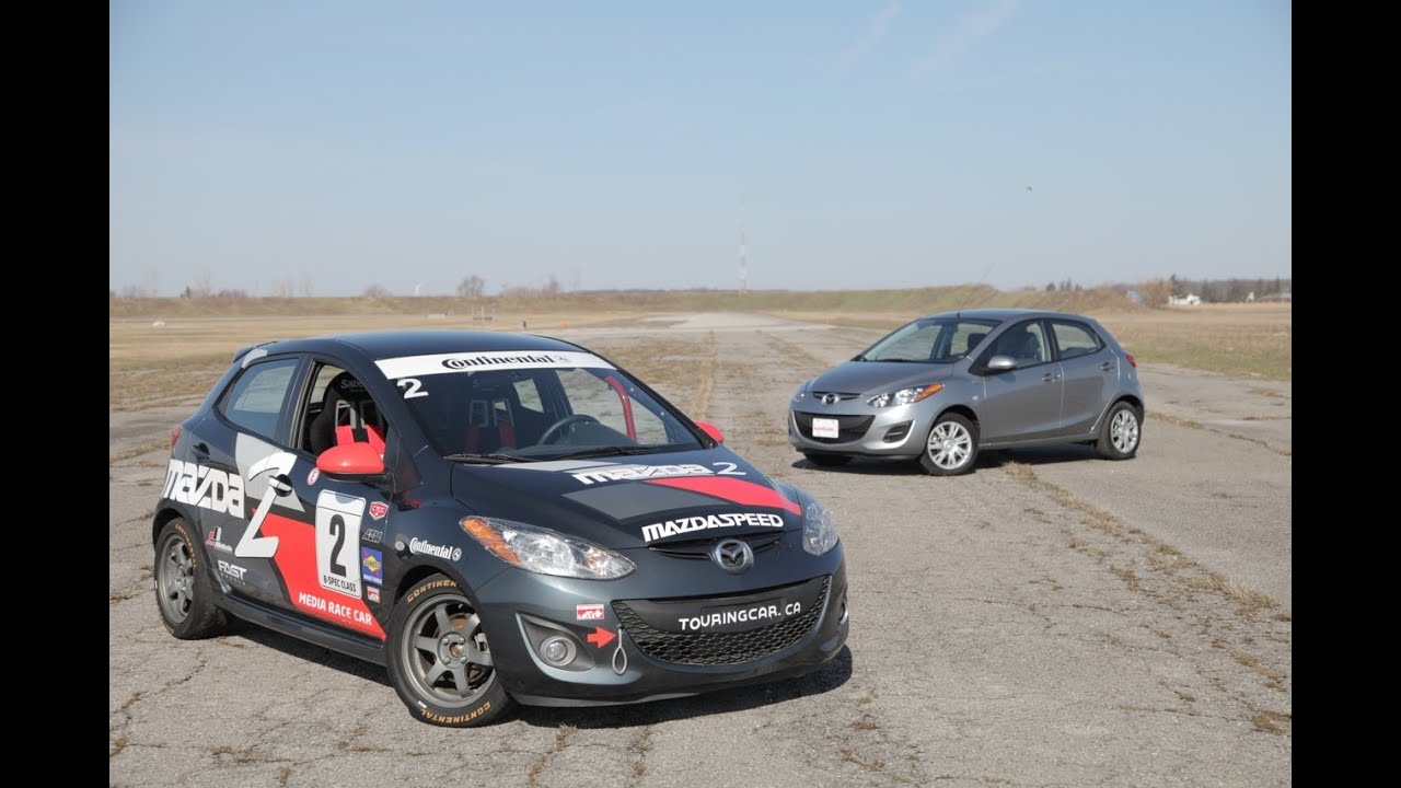 Mazda2 2013 года против гоночного автомобиля Mazda2 B-Spec 2013 года