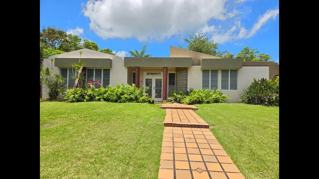 4 Bedroom, 2.5 bath house with large beautiful yard in Aguadilla