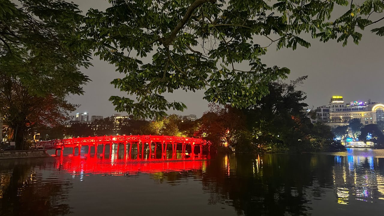 Caminando de noche en el centro de Hanoi la capital de Vietnam.
