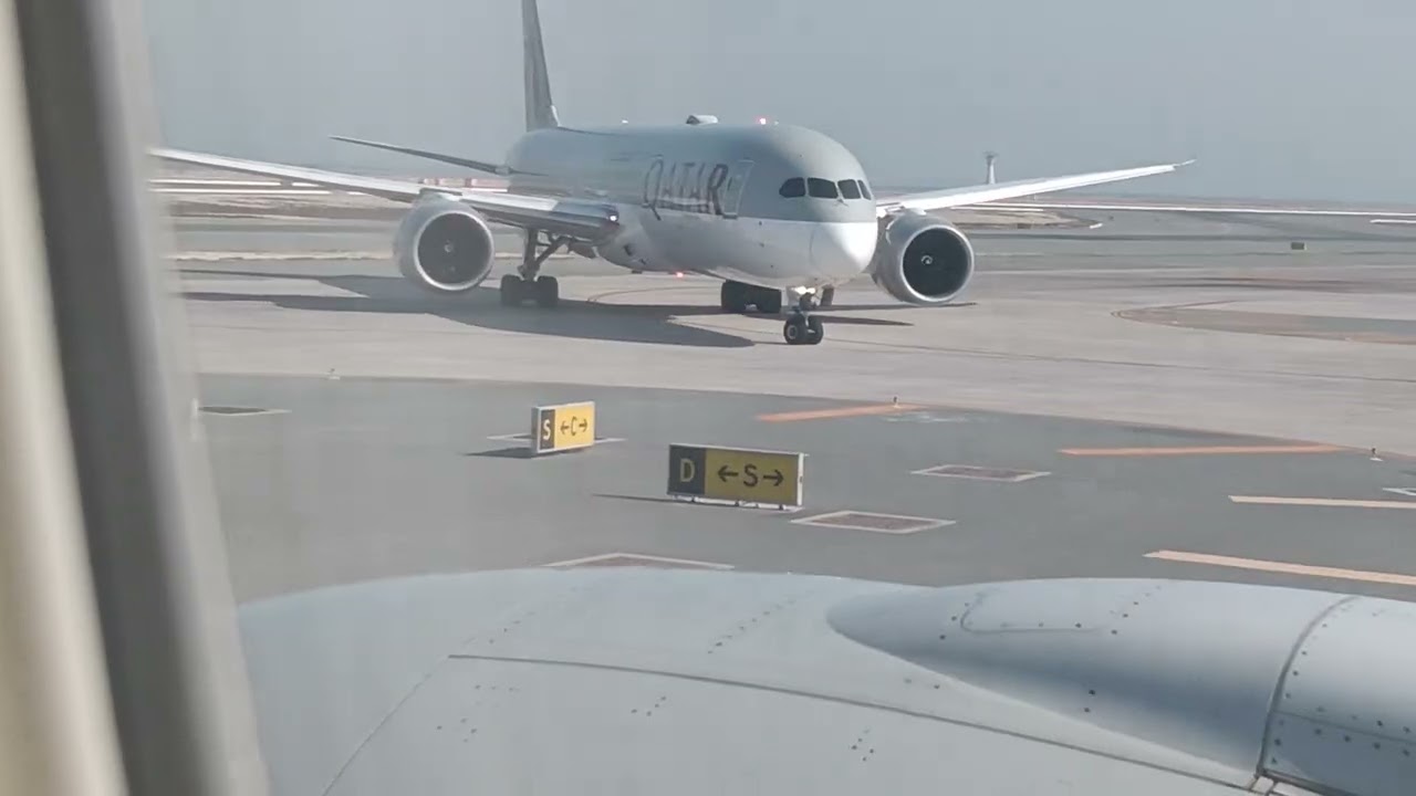 (Still again) Qatar Airways Boeing 777-300ER landing in Doha, Qatar
