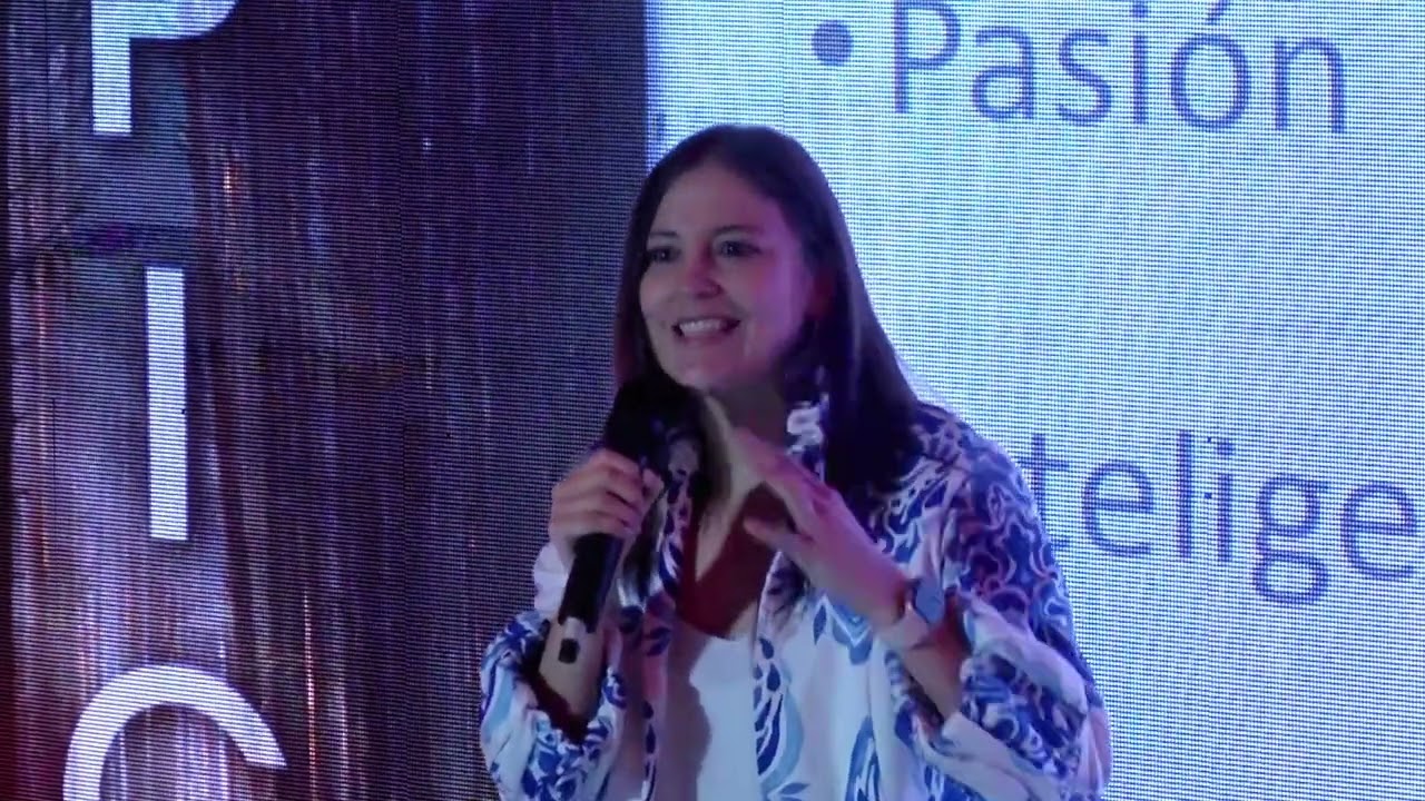 El Poder del Liderazgo en un Mundo Cambiante | Claudia Dulce | TEDxUni Quindío