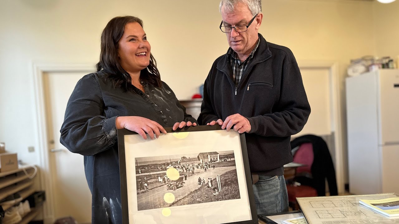 Anne inviterer indenfor i den gamle station