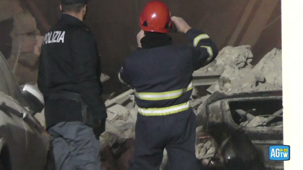 Ravanusa (AG), i vigili del fuoco scavano a mani nude tra le macerie