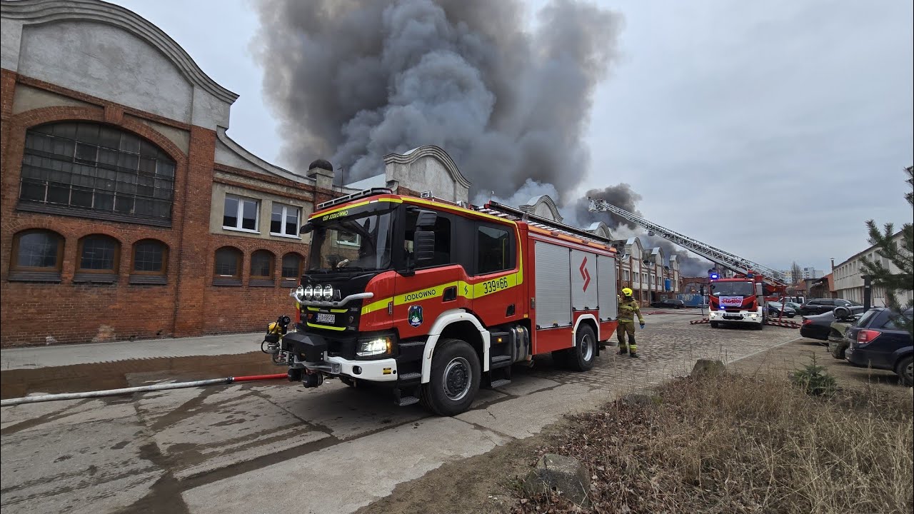 13:10 Pożar hali dawnych Zakładów Naprawczych Taboru Kolejowego(ZNTK)#osp #psp #pożar #gdansk #straż