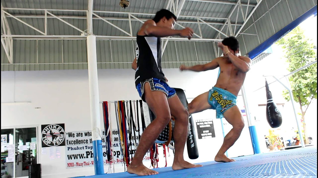 Muay Thai Technique #02 Low Kick / Leg Kick after slipping the jab, Kru Lucky @ Phuket Top Team