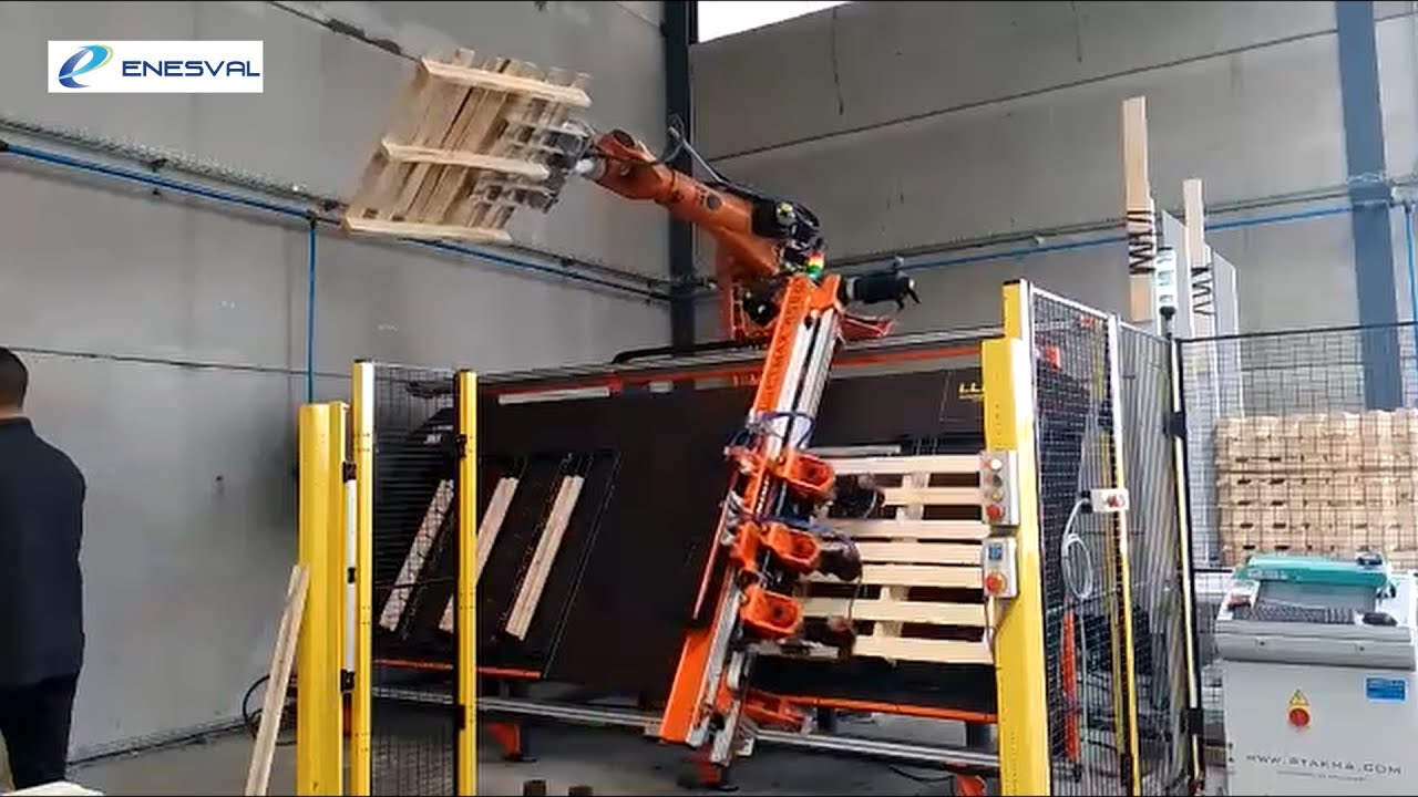 Fabricaci&oacute;n de palets mediante mesa clavadora y robot apilador - Enesval
