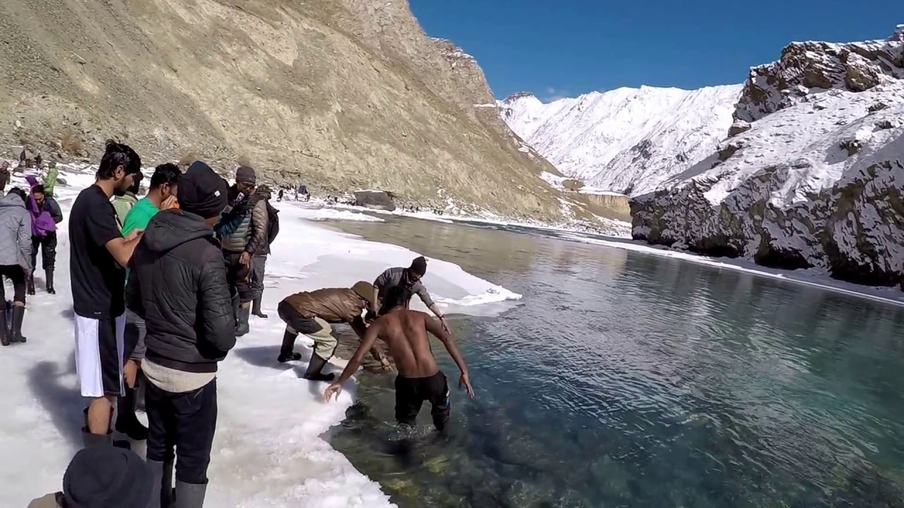 BTC Chadar Trek 2017: Dip in Ice cold water of Zanskar River