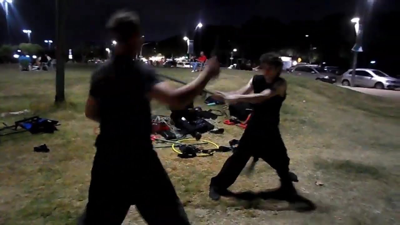 ⚔️ Duelo de Armas Mixtas: Doble Bastón (Tambo) vs. Espada de Madera (Bokken)