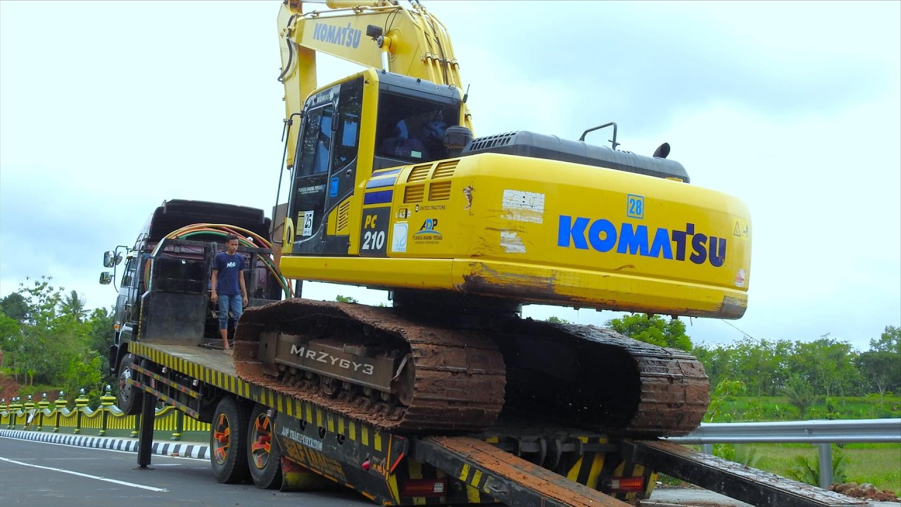 Extreme Transport: Self-Loader Conquers Winding Hills with a Komatsu PC210 Excavator