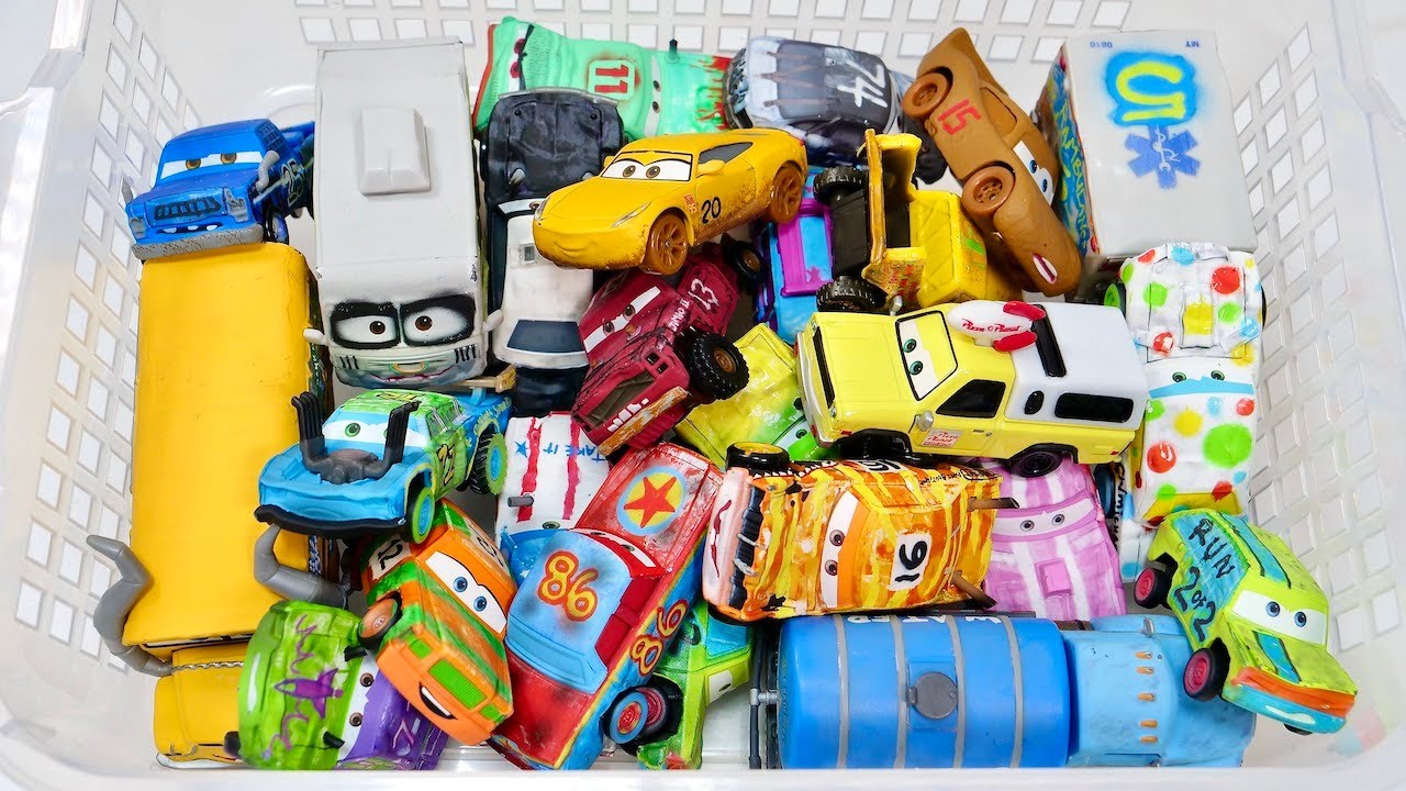 Cars３☆Colorful Thunder Hollow miniature car in the box. It even runs on a slope!
