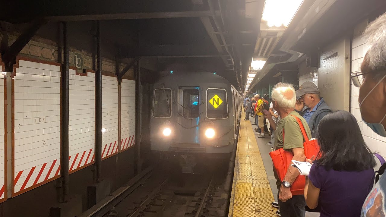 R46/R68/R160 Downtown N,R,W Trains At Lexington Avenue 59th Street
