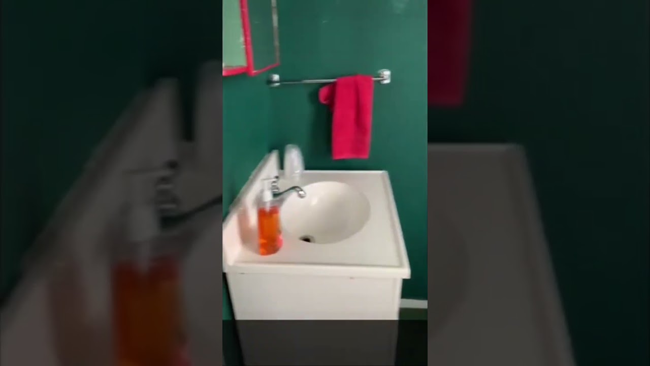 Does this door lock itself? We tested it out. 