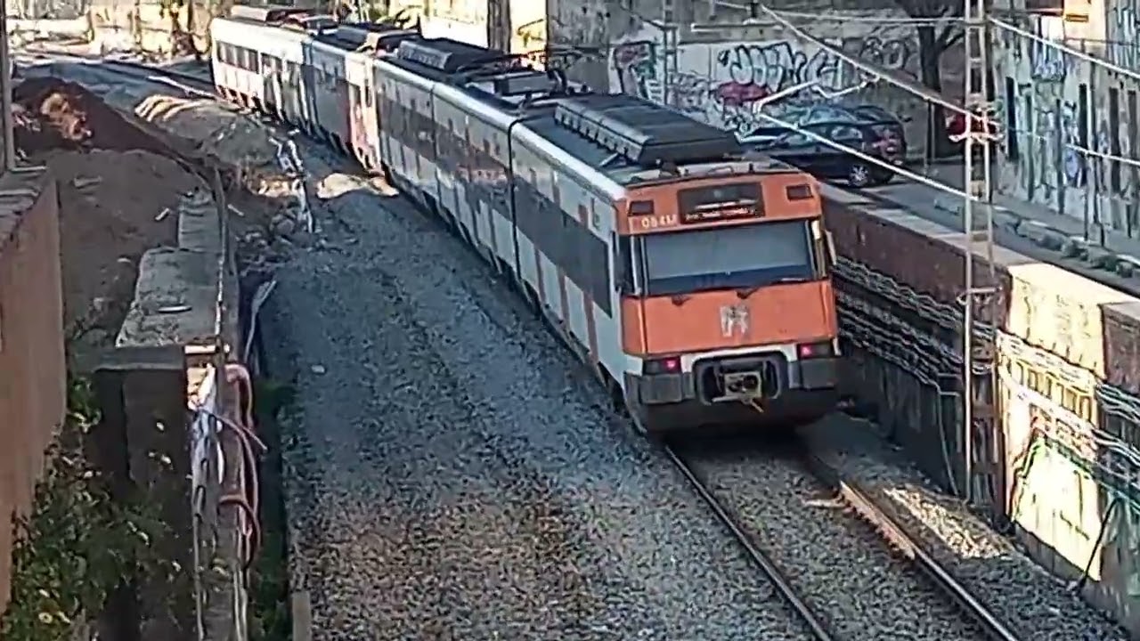 Trenes de Rodalies de Catalunya Civia 465/ UT 447 línea R4 por Sant Feliu