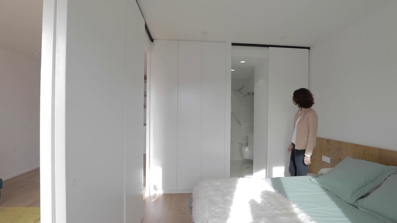 Mobile partitions for bigger perceived residential space - Barcelona cozy flat