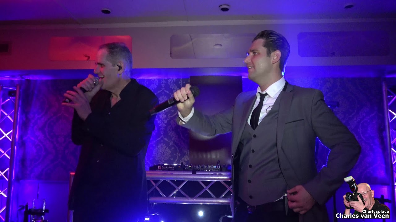 Frank van Amstel en Jeffrey Heesen zingen voor Mieny o zwarte sigeuner.
