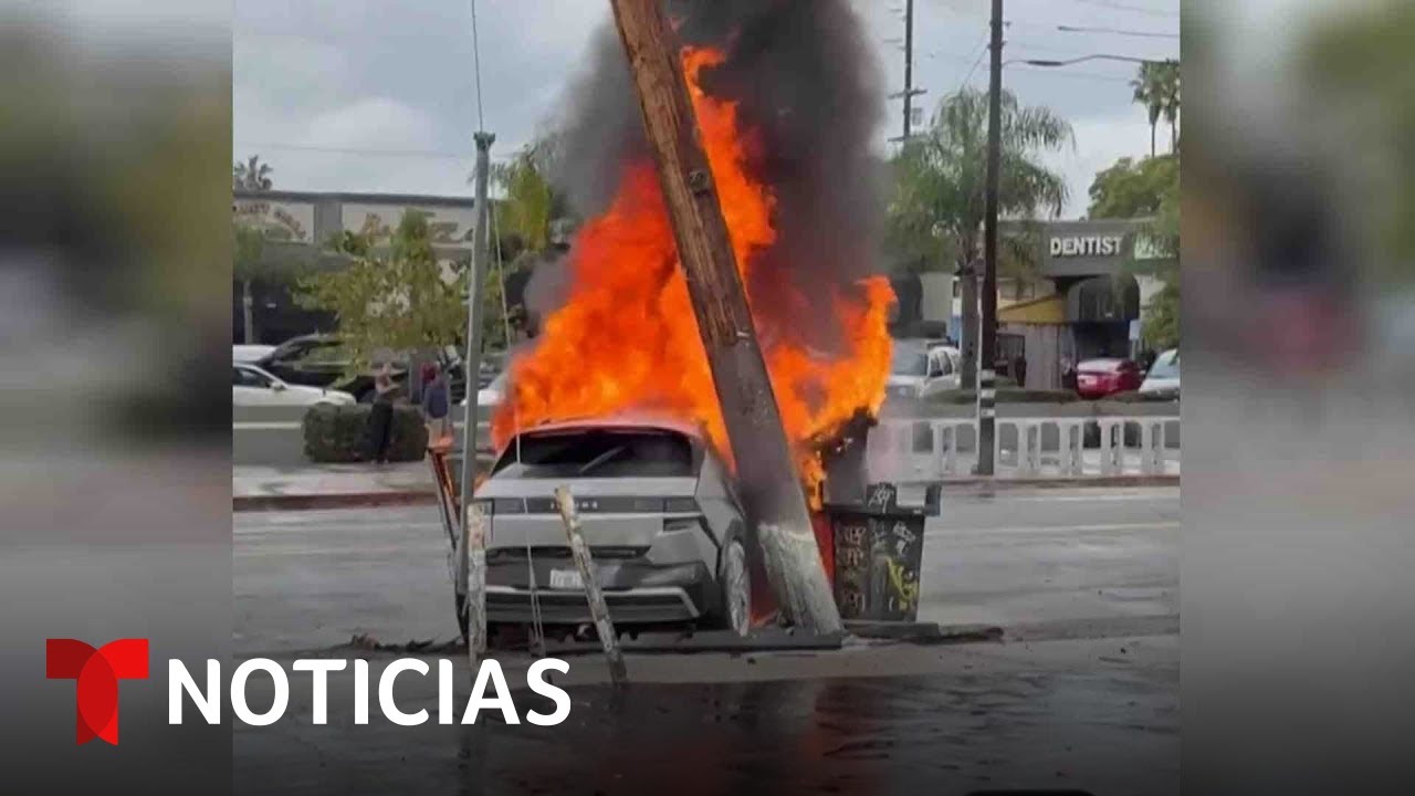 Chocan dos autos y uno termina ardiendo en llamas en California | Noticias Telemundo