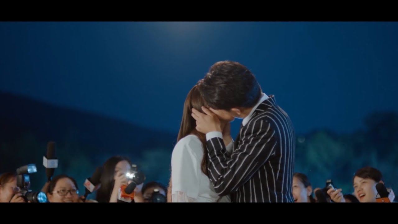 Генеральный директор приревновал и публично поцеловал Золушку, чтобы объявить, что она его невеста