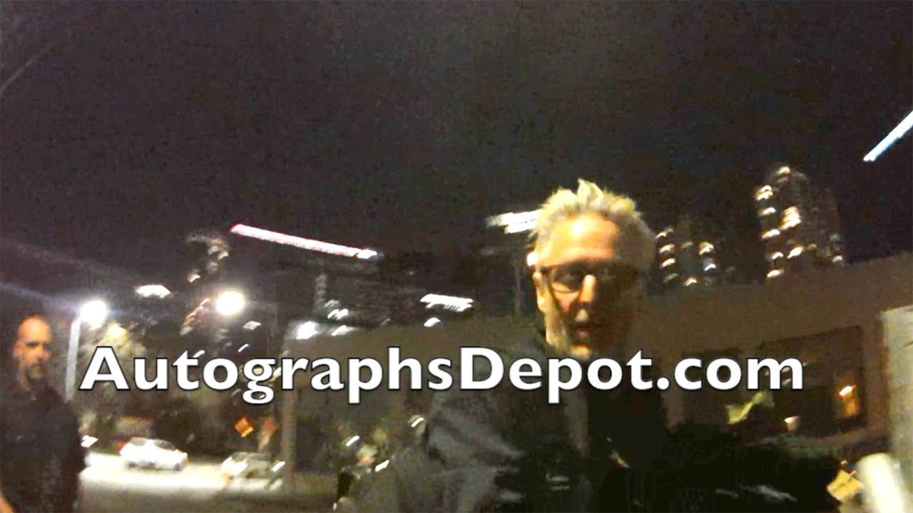 Pearl Jam's Mike McCready signing autographs in Seattle (2019)