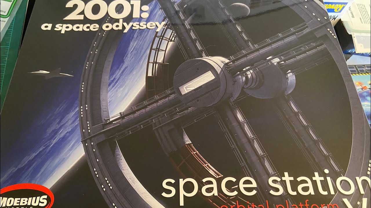 2001 Space Station V Moebius build part 1!
