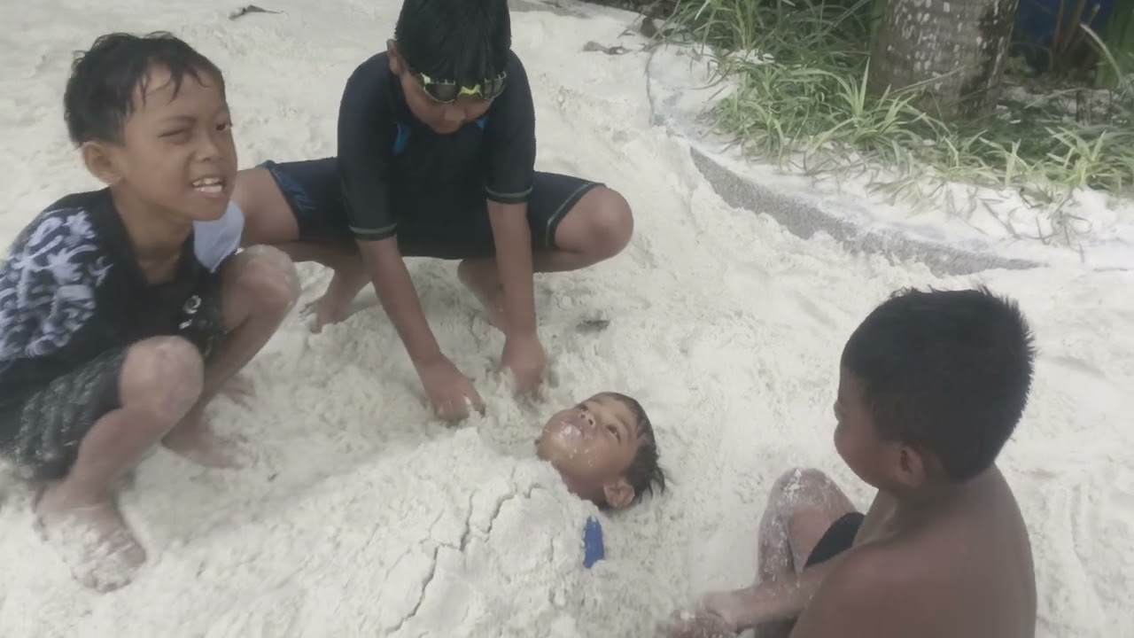 anak kecil dikubur di dalam pasir putih, praba sampai syok
