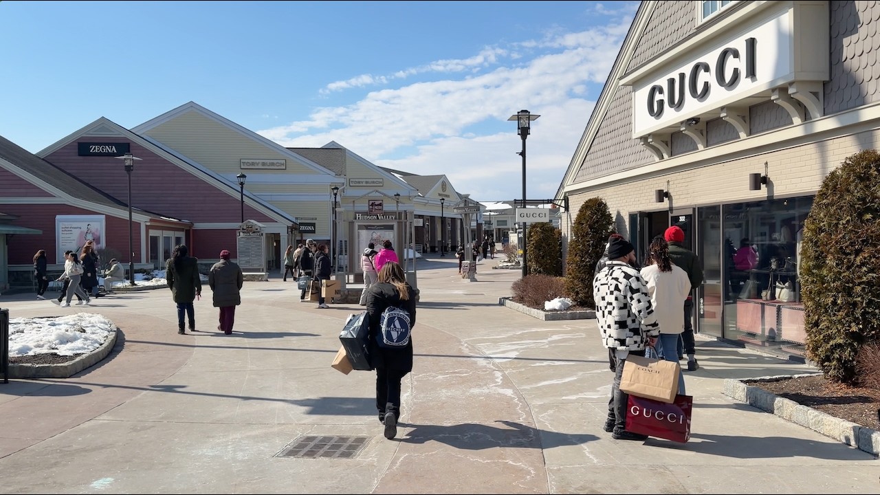 Woodbury Common Outlets NY | Sunny Saturday Walking Tour | 4K