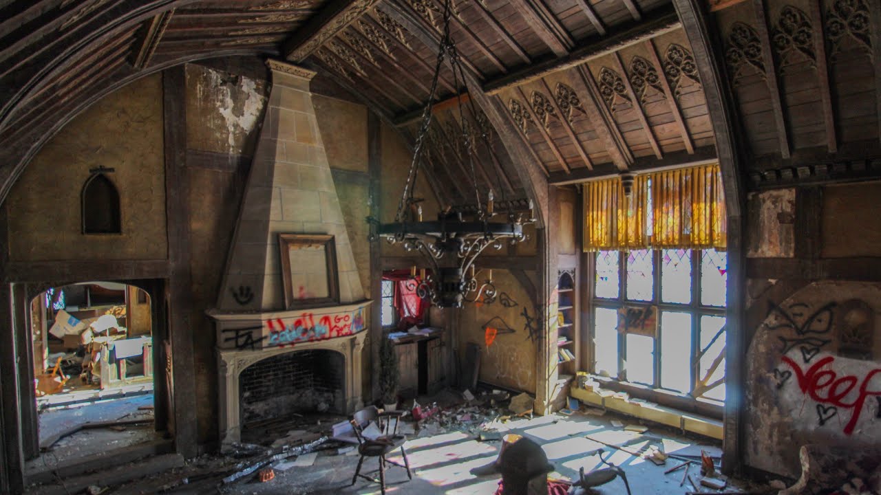 Exploring an Abandoned Mansion  