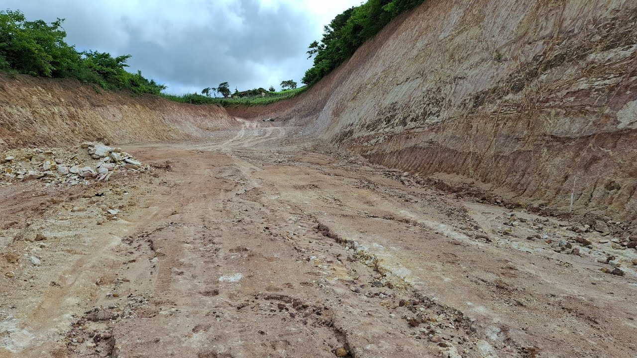 TRABALHO PESADO EM PROCESSO DE TERRAPLANAGEM DA NOVA RODOVIA ESTADUAL PARAIBANA PB-093