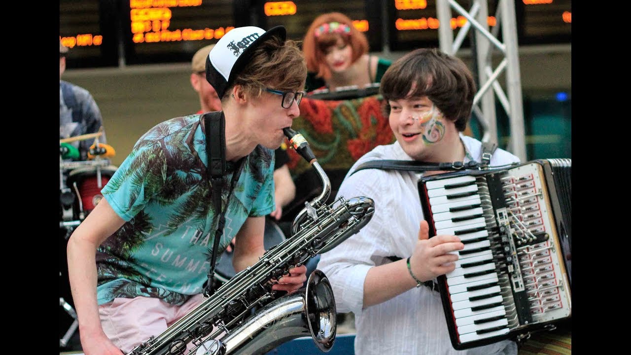 UK&rsquo;s biggest folk band give awesome performance in New Street Station | I Am Birmingham