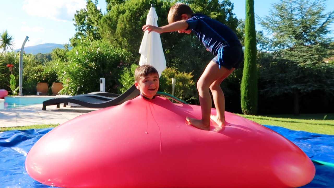 NÉO RENTRE DANS UN BALLON GÉANT REMPLI D'EAU !!! - Giant 6ft Water Balloon