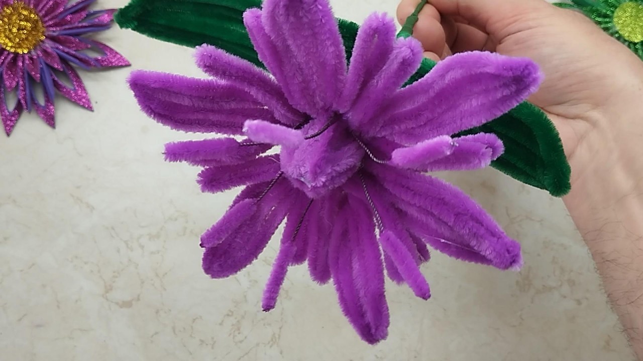 A large flower make of chenille wire. Крупный цветок из синельной проволоки.