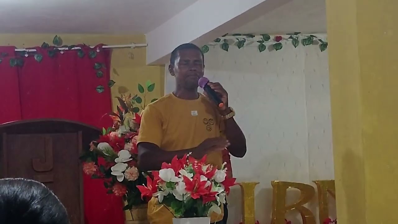 Agradecendo a Deus por tudo feito na vida louvando a teu nome  Deus 