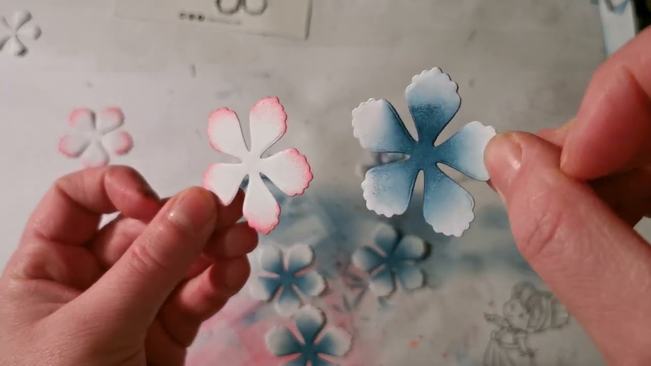 Création de fleur à partir de matrice de découpe, mise en forme et colorisation...