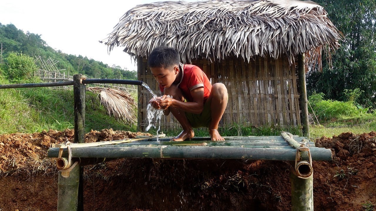 Orphan boy - Independent life - Making bamboo floors/providing water for the shelter. (Episode 44)