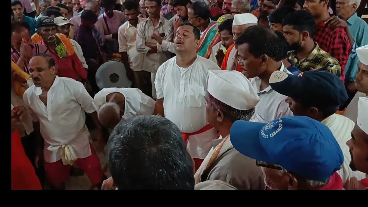 @कुणकेरी हुडोत्सव #पहा १०० फूट गगनचुंबी हुड्यावर चढलेल्या देवीच्या अवसारांवर दगड मारण्याची परंपरा.