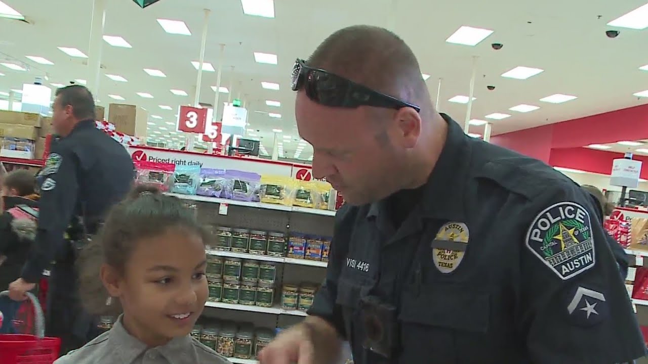 Amigos en Azul host 17th annual Shop with a Cop event