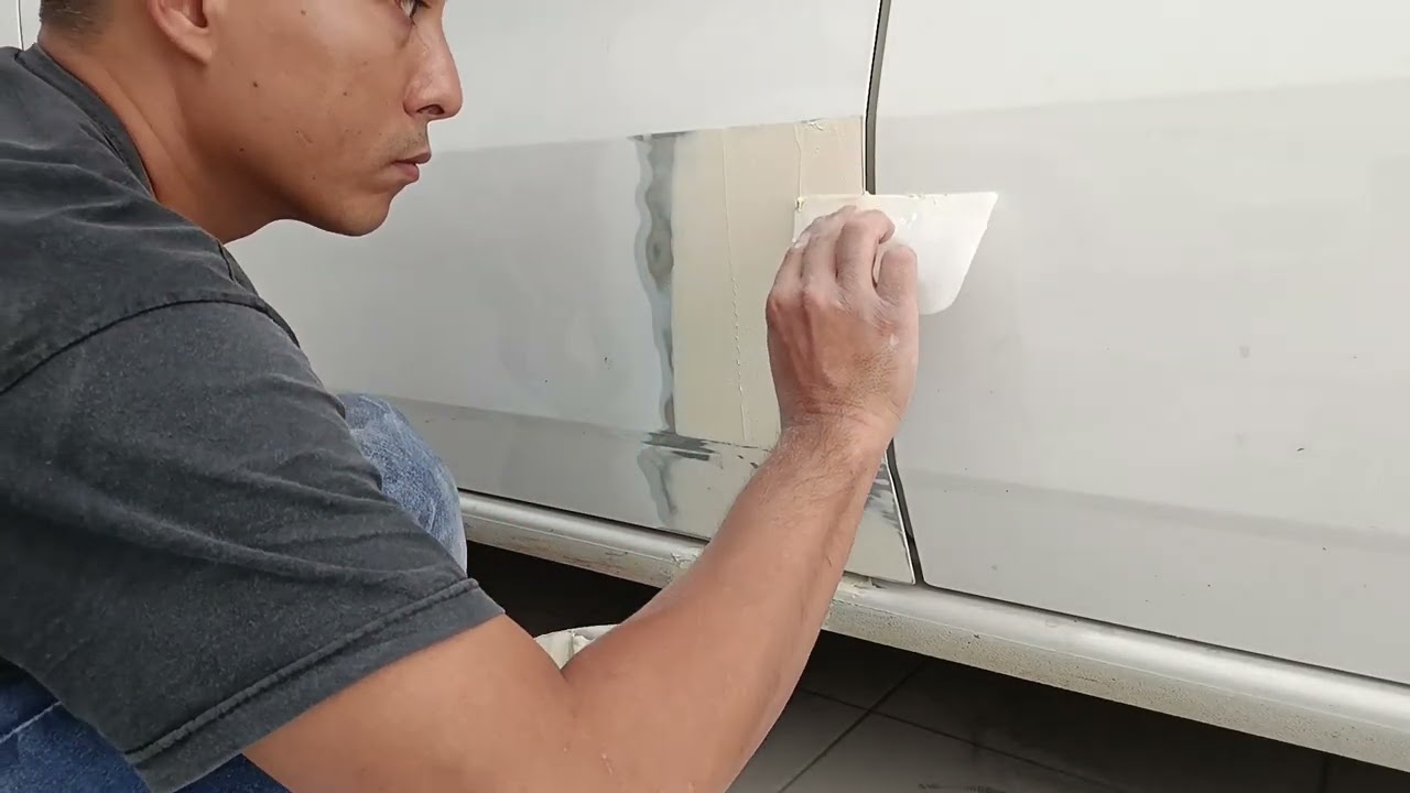 Aplicação e lixamento de massa poliéster 