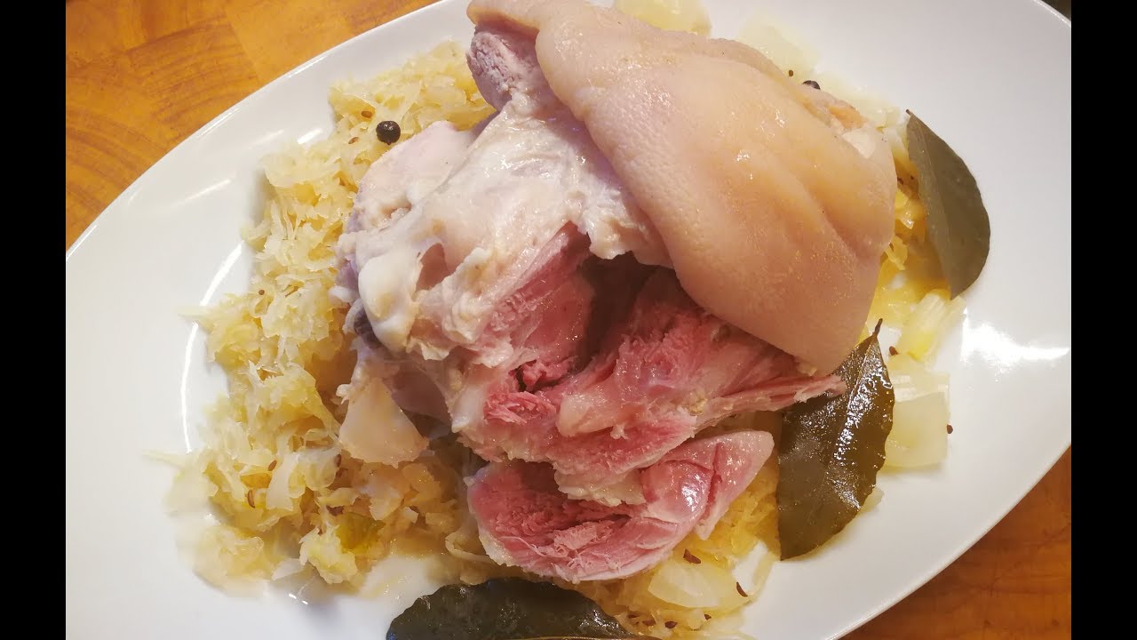 Berliner Eisbein gepökelt auf Sauerkraut