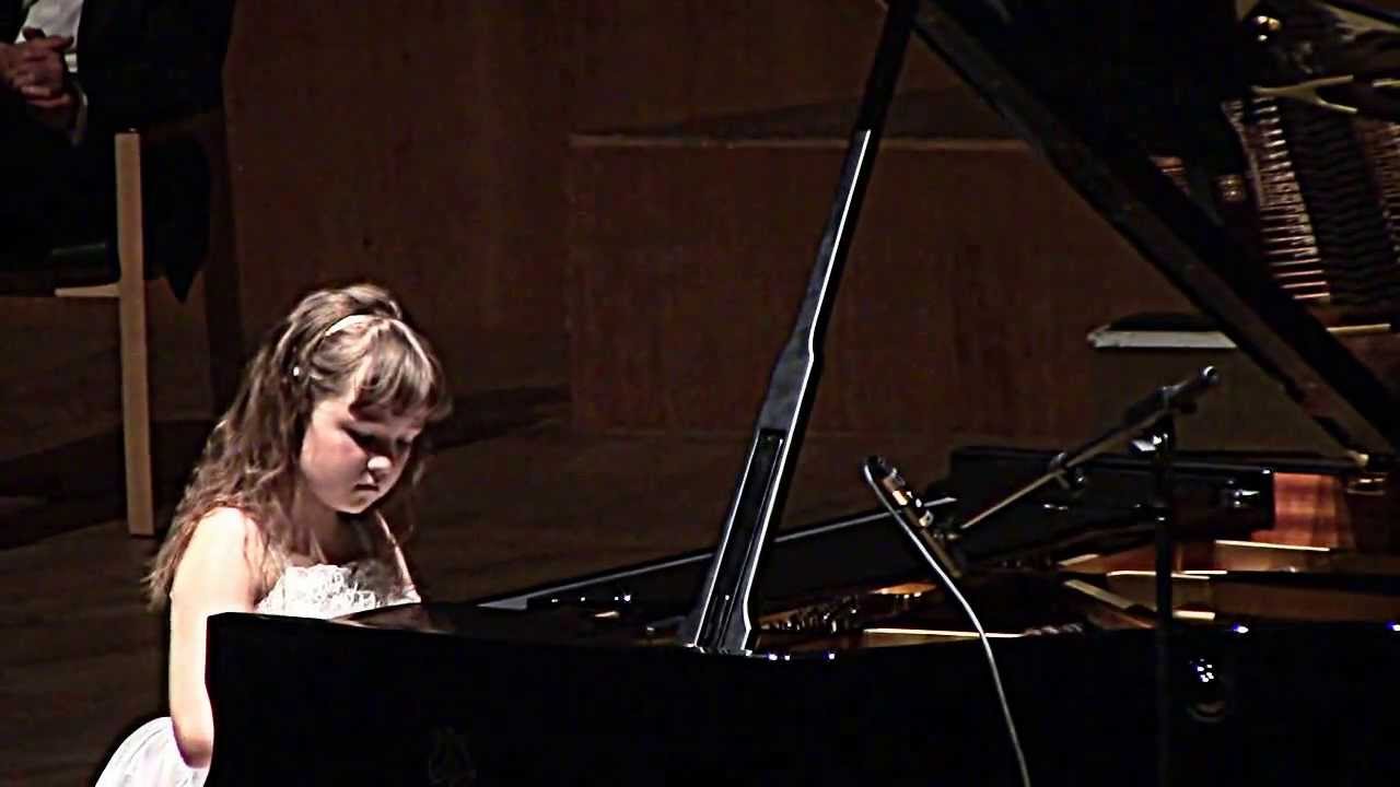 Laetitia Hahn just turned 10 plays Mendelssohn Rondo Capriccioso op. 14 at Gewandhaus in Leipzig