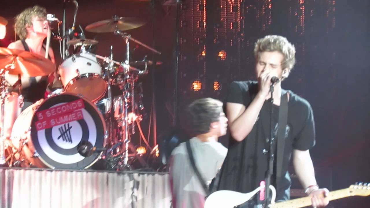 Disconnected- 5SOS at The Forum