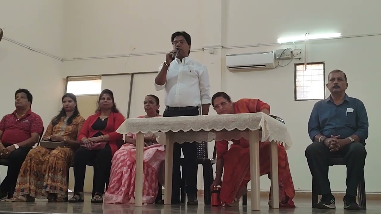 Anjuna kaisuva panchayat sarpanch surendra govekar speaking on felicitation of meritorious students.
