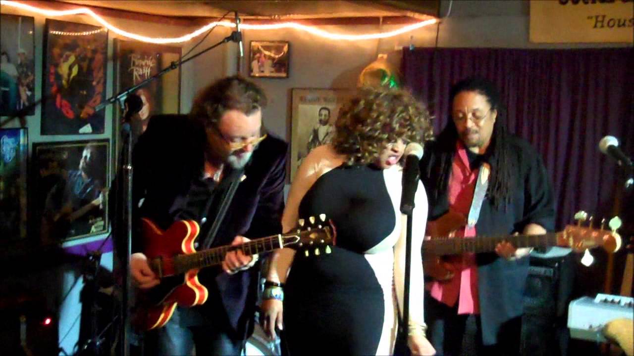 Annika Chambers - Hurts Me To My Heart
