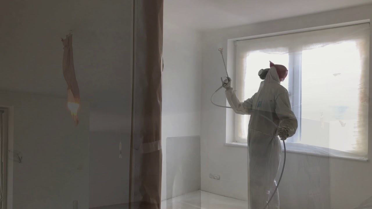 600m2 airless latex spuiten op glad stucwerk.