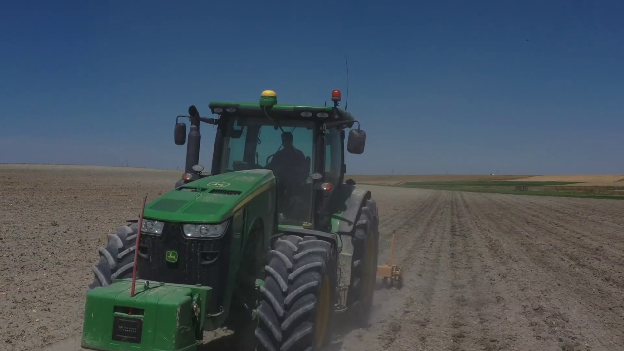 John Deere 8310R Susolador Martorell preparando para sembrar espinacas
