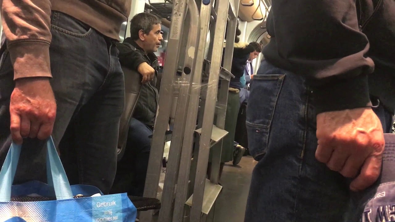 Crowded London Underground Metro Train during Rush Hour ( भीड़ ट्रेन) (قطار مزدحم)