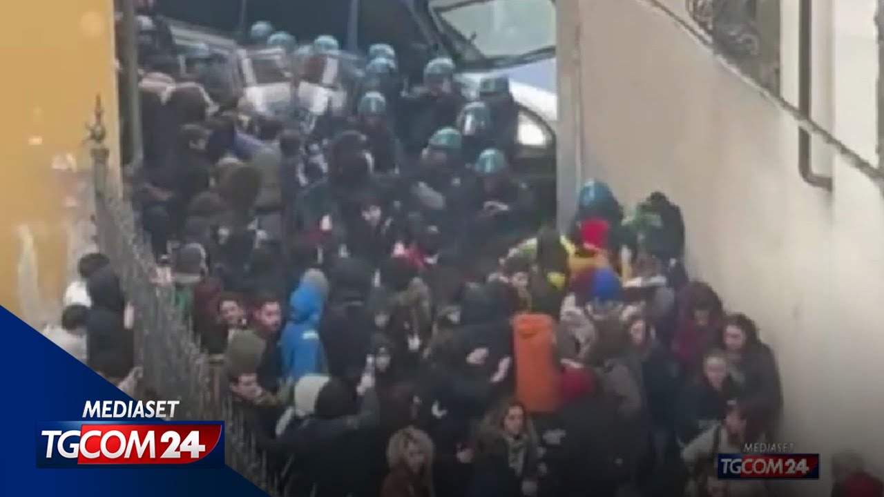 Pisa, manganellate agli studenti: verifiche su una quindicina di agenti