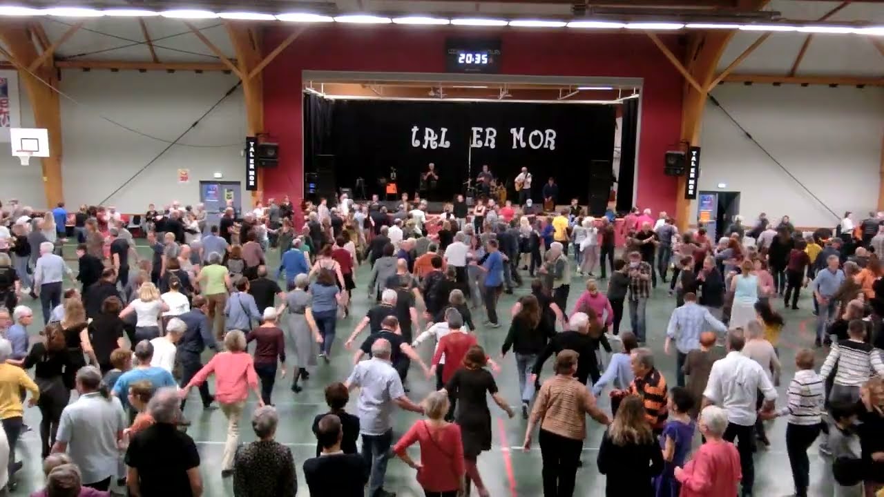 Tam Glaz joue son Cercle circassien à Ploeren lors des 20 ans de Tal er Mor.