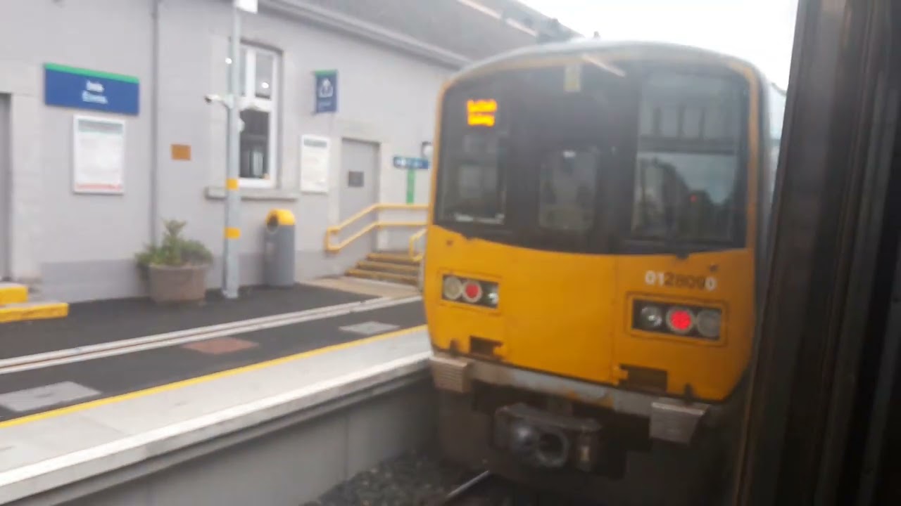 Boarding the 17.50 Galway-Limerick Junction train 🚆 at Ennis on 13.5.2024