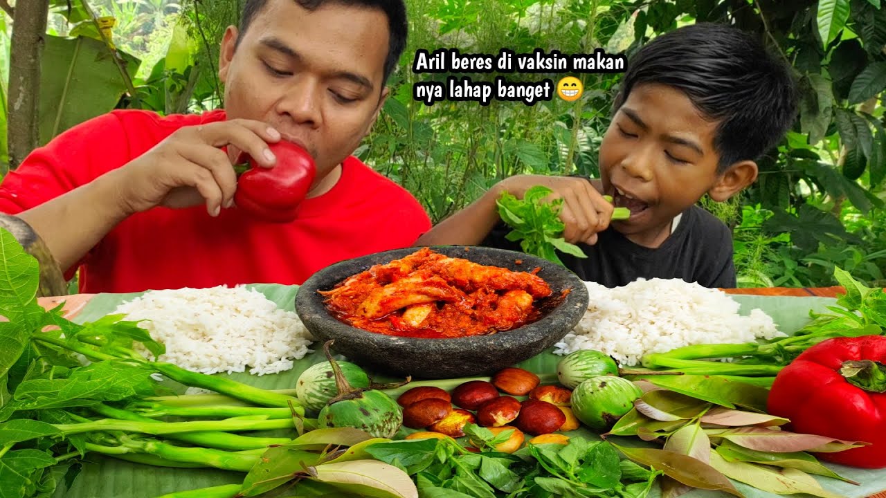 Mukbang sambal cumi mercon + lalapan mentah, batang pepaya + jengkol + paprika + daun salam