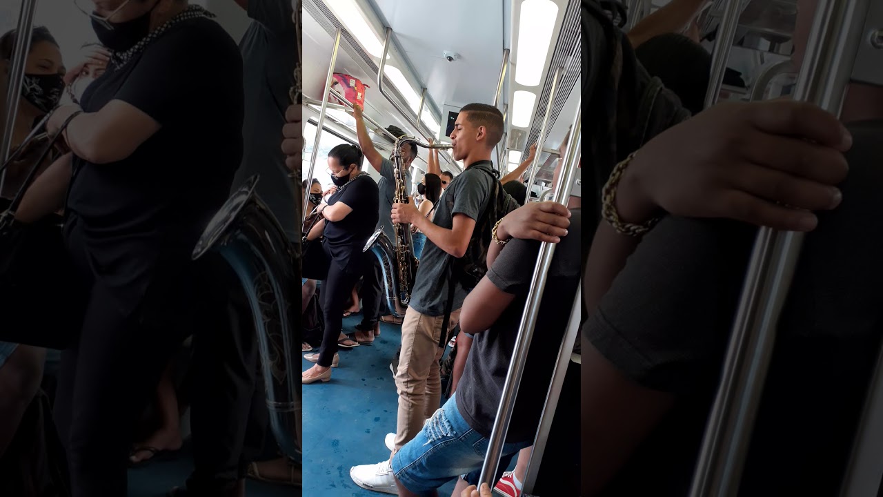 JOVEM LUAN LOUVANDO A DEUS SAX..ARTISTA DE RUA..