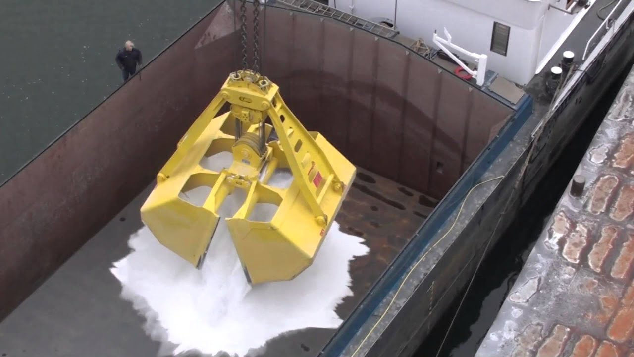 Alumina transshipment with a clamshell grab